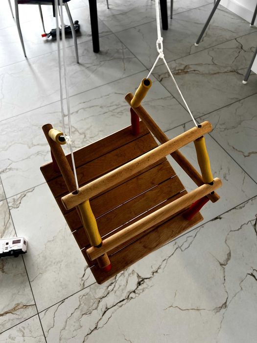 Drewniana huśtawka dla dzieci z uchwytami