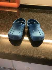 Crocs (tamamho 22, marca Chicco)