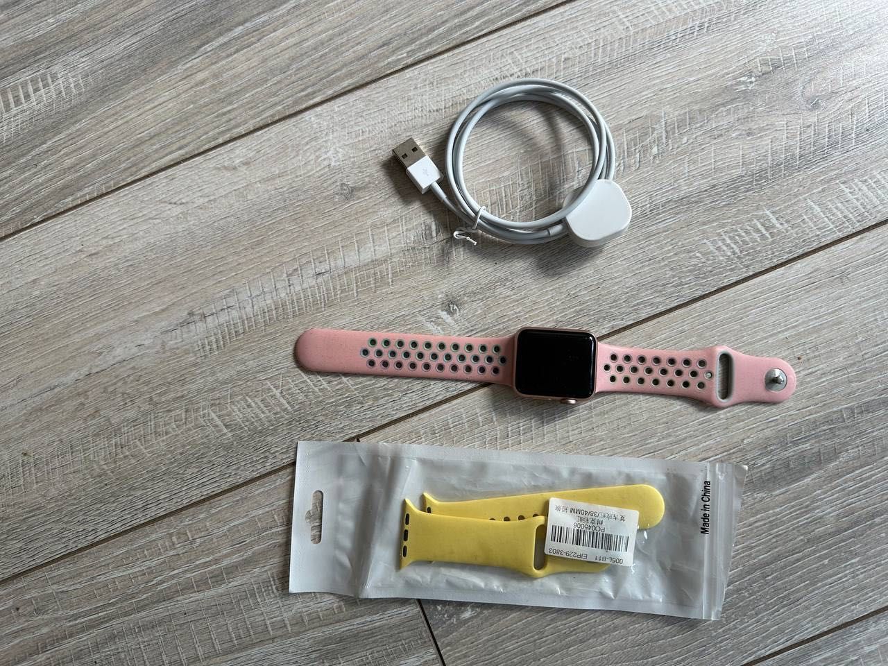 Apple Watch Series 3 38 мм (GPS, A1858),  зарядка + 2 ремінці