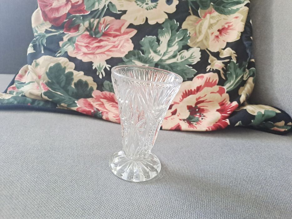 Kieliszki, karafka, cukiernica, popielnica i różne