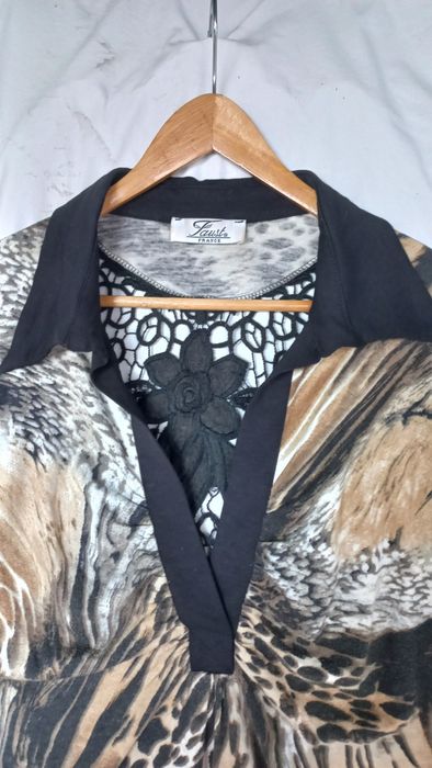 Blusa estampada com renda nas costas