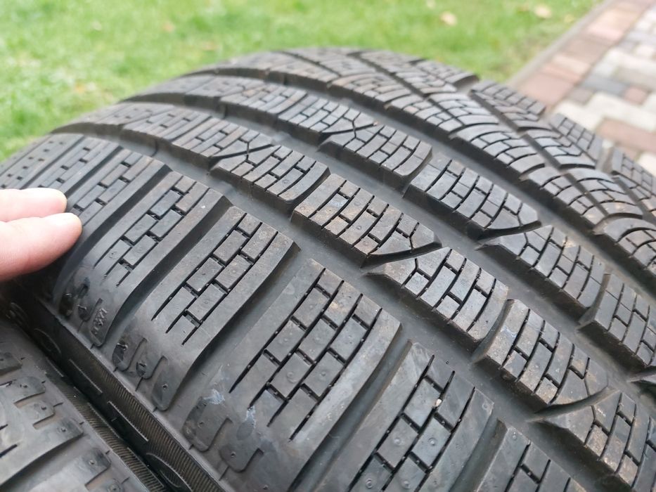 Pirelli 235.40.R18  зима 24р. 7мм