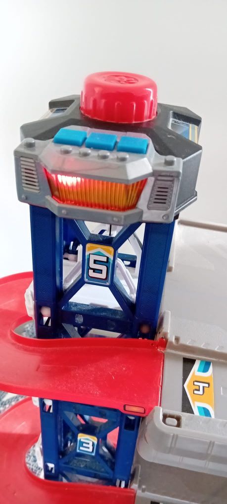 Pista para carros com elevador e torre de controlo