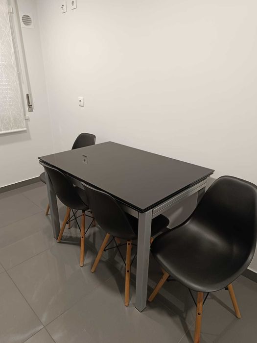 Conjunto de mesa e cadeiras