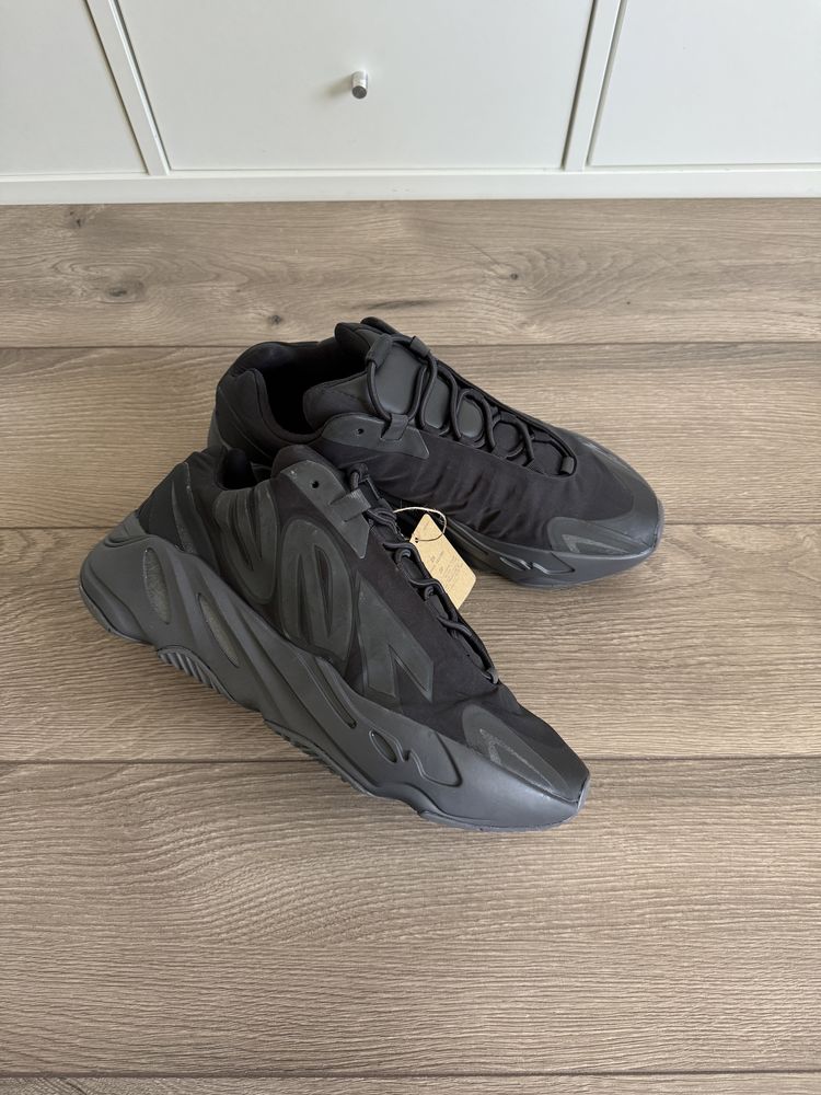 Adidas Yeezy Boost 700 MNVN Triple Black оригінал FV4440 46р