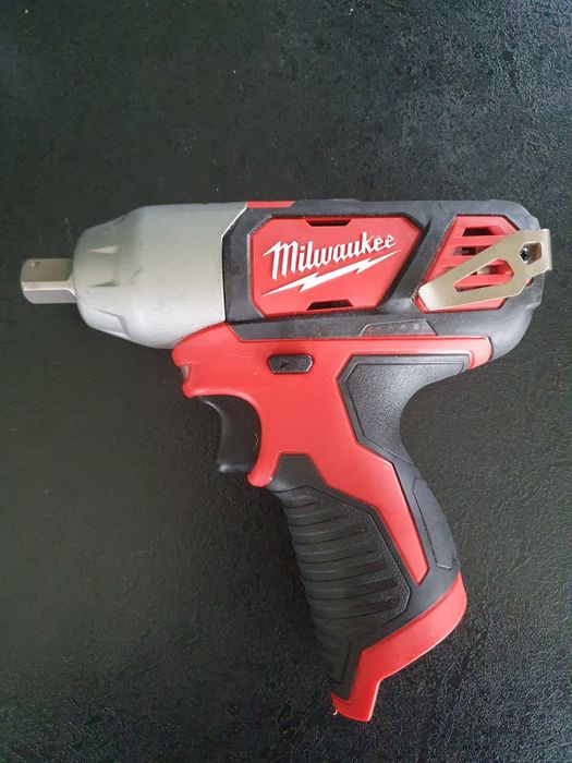 Akumulatorowy klucz udarowy MILWAUKEE M12 BIW12 NOWY