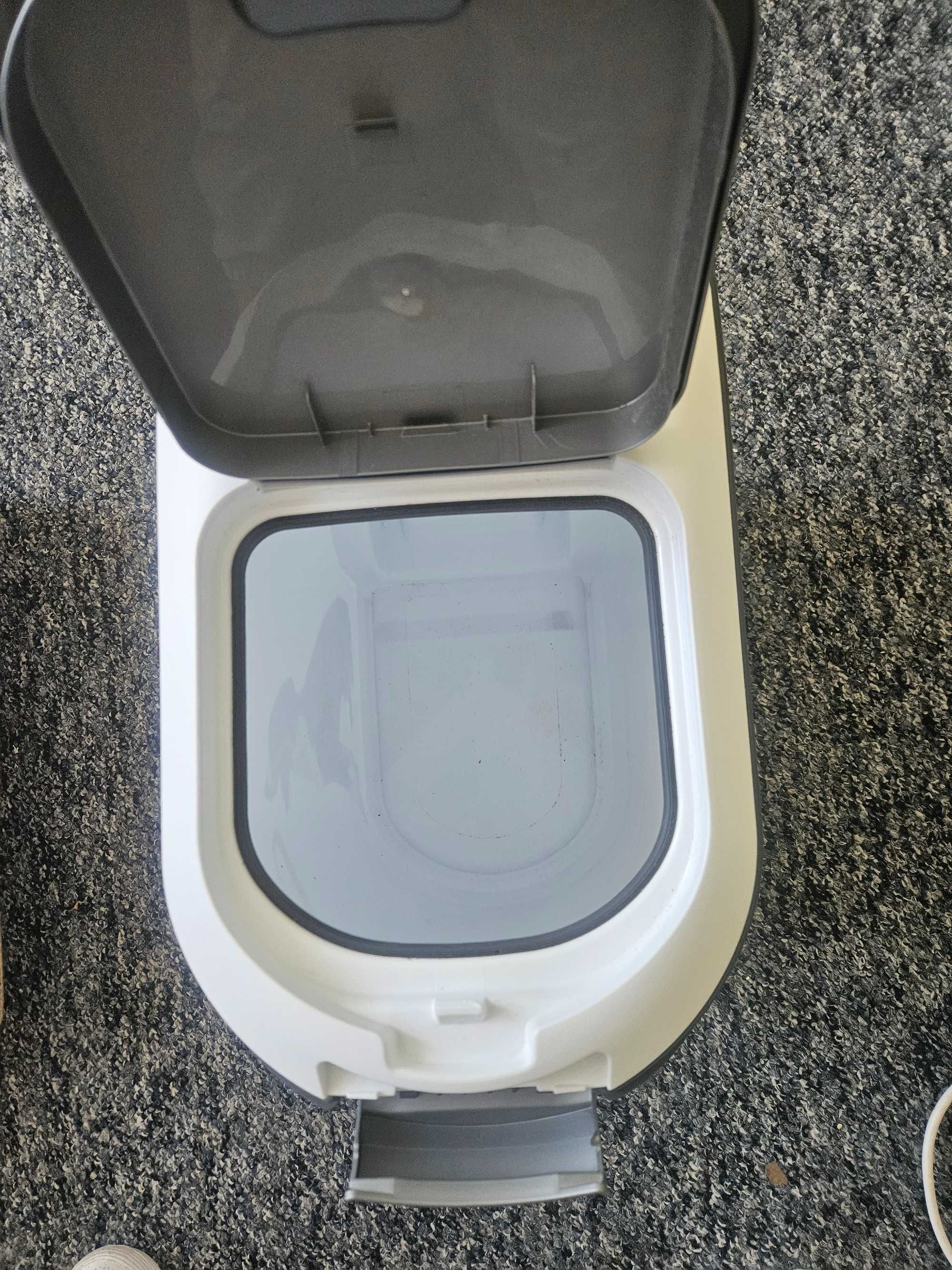 Curver Pojemnik na Karmę 35L z Kółkami