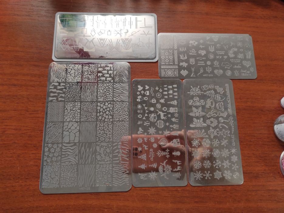 Розпродаж матеріалів для манікюру