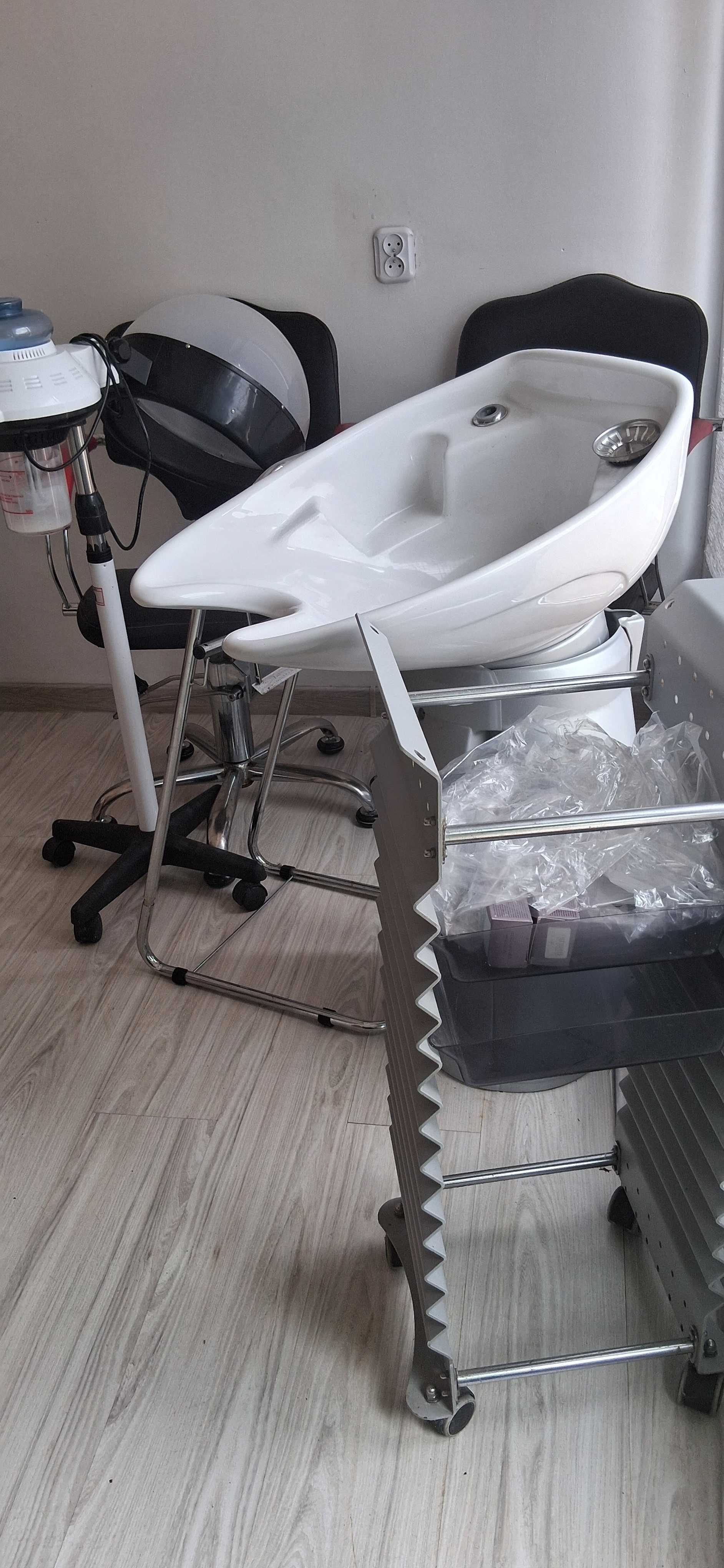 Oddam wyposażenie do salonu fryzjerskiego.