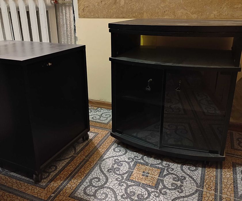 Комплект чорних офісних меблів (стіл, шафа, кутові полиці, тумби).