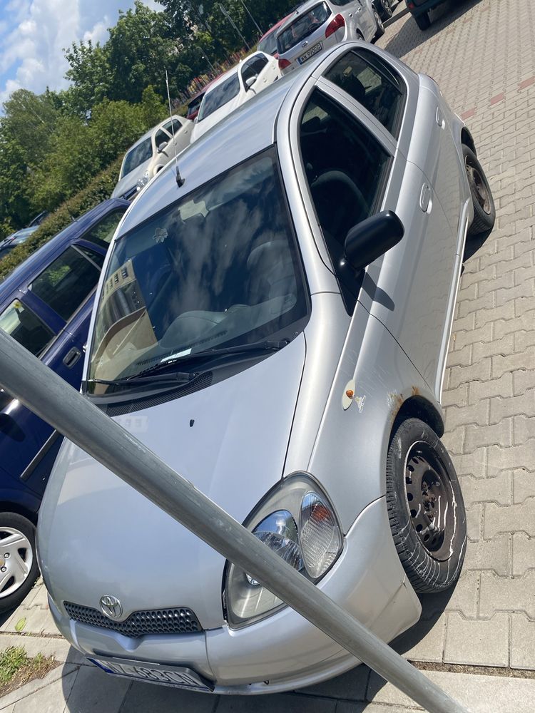 Toyota Yaris l 4 drzwi hak
