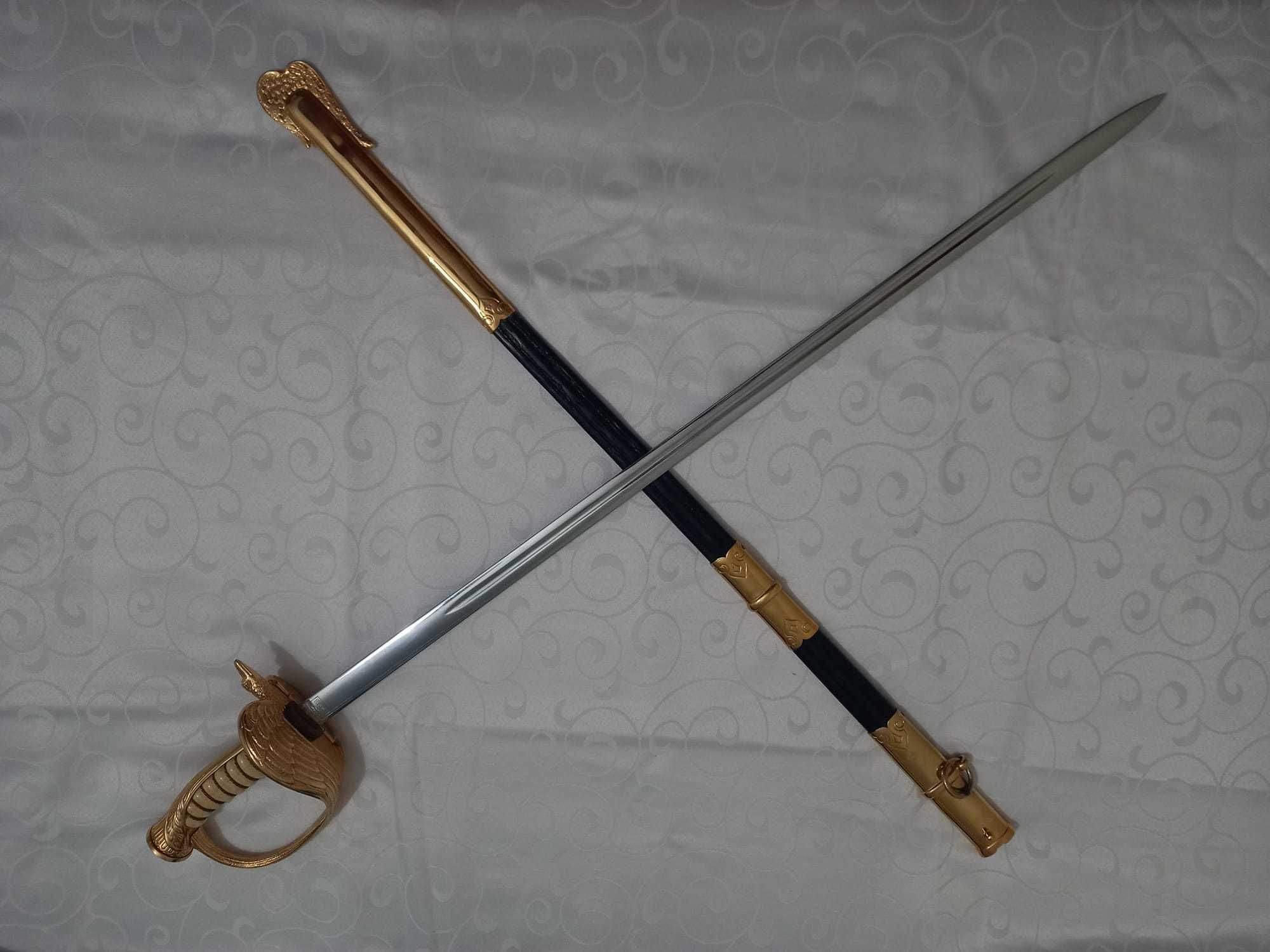 Espada decorativa em metal cromado da marca Eberle para coleção