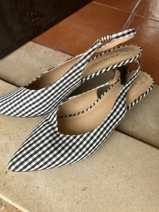 Sapatos  abertos preto e branco