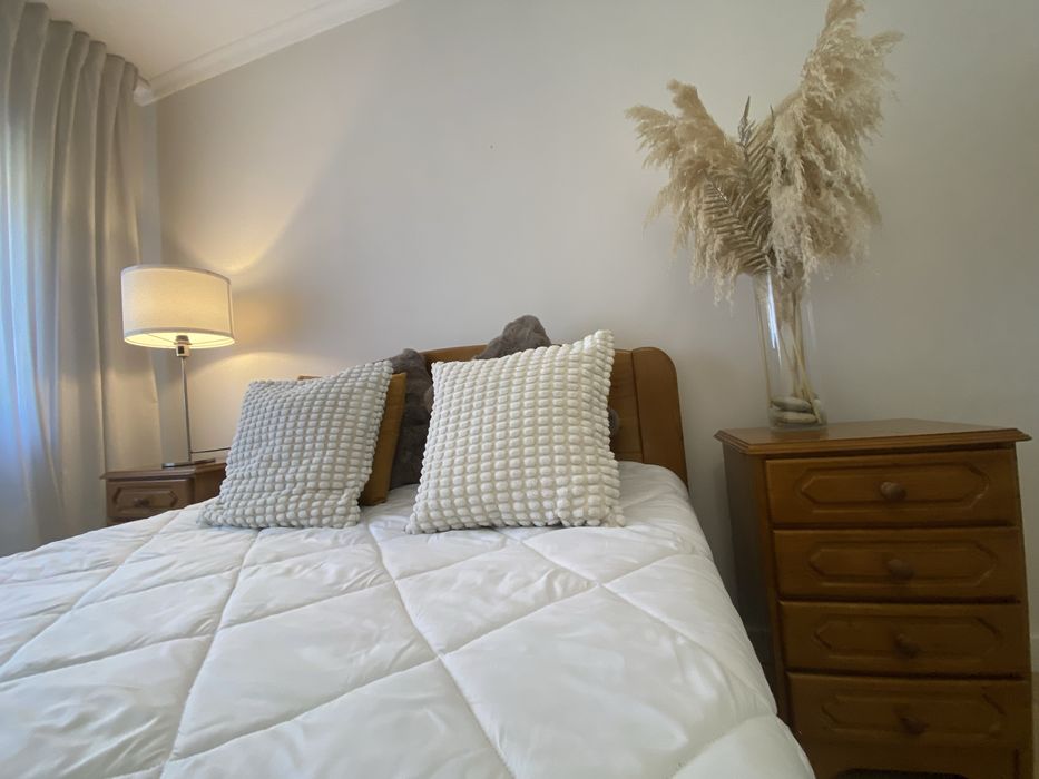 Cama de casal de cereijeira maciça com muita arrumação.