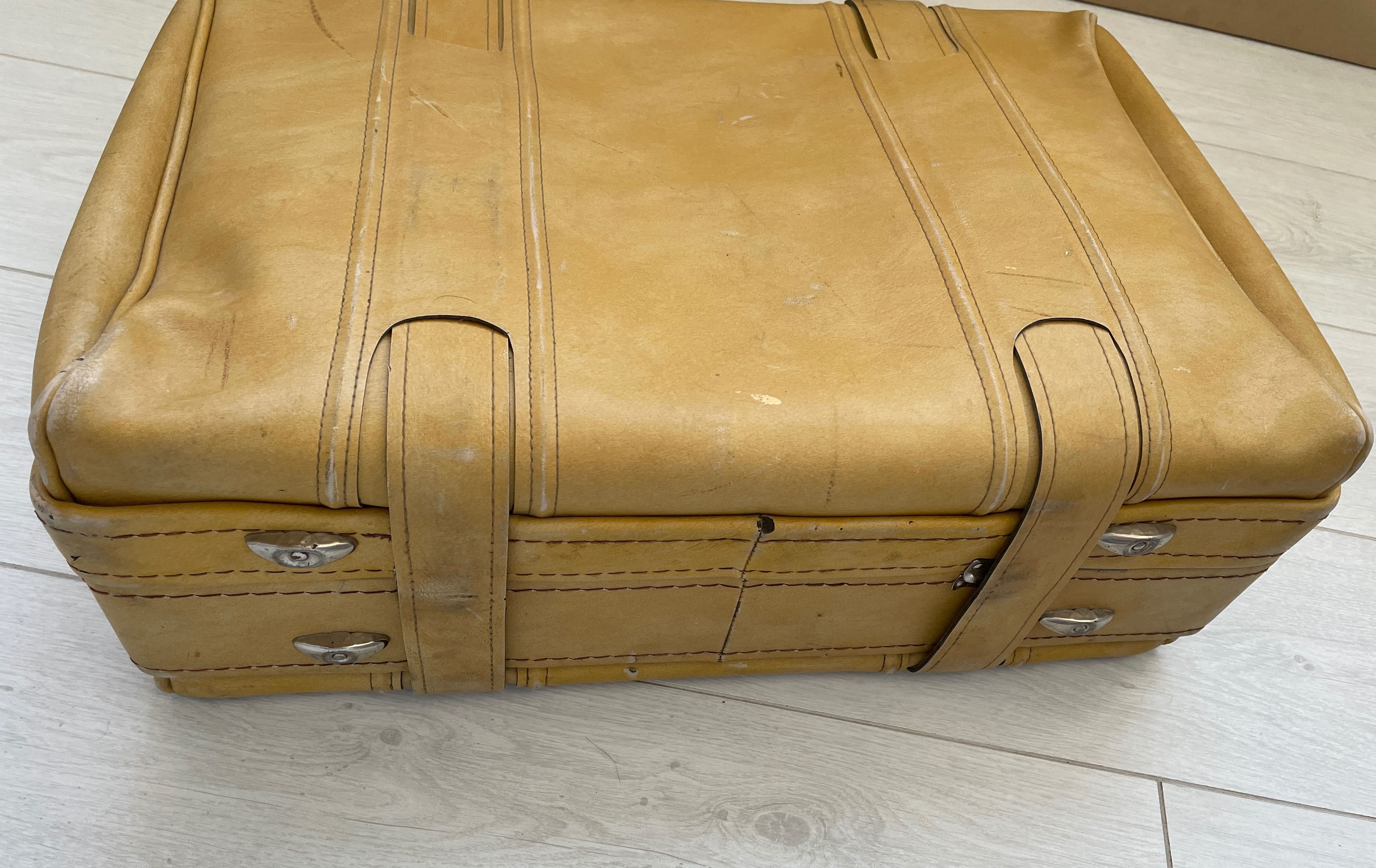 Валіза чемодан жовтий дорожній