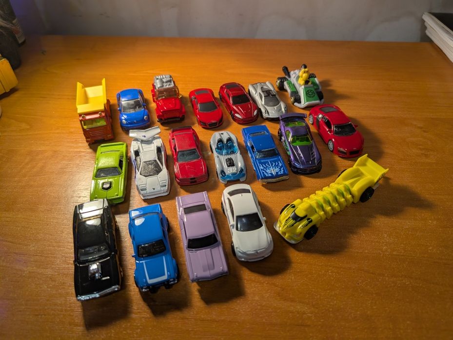 Модельки Hot Wheels, Burago, Siku, RealToy та інші