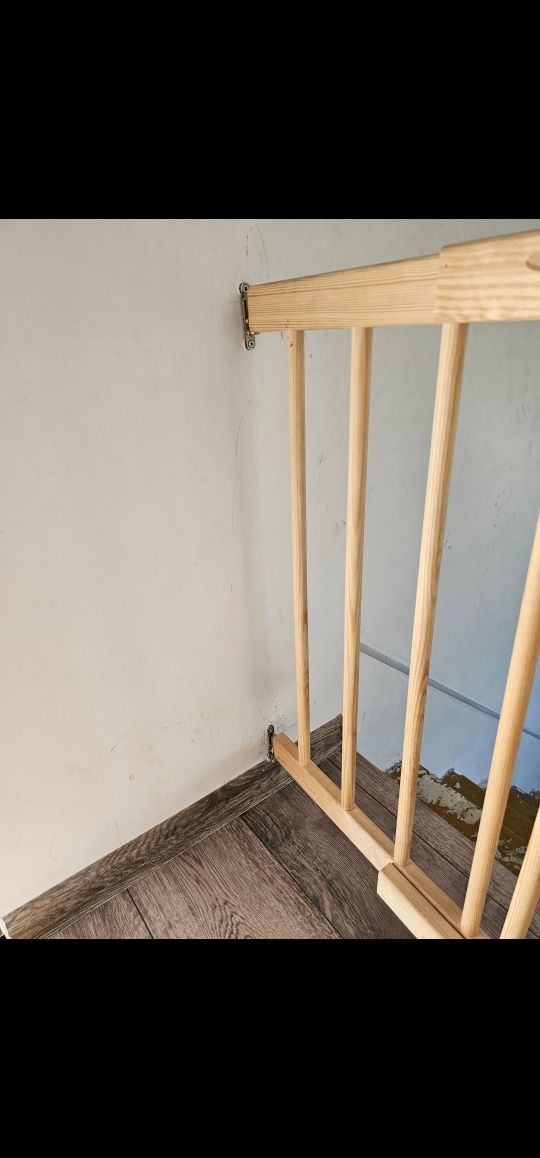 Bramka zabezpieczająca drewniana na schody