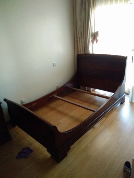 Cama em cerejeira elegante