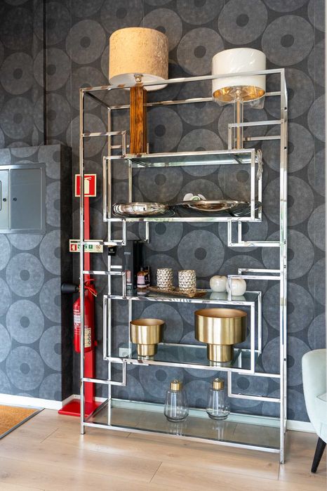 Estante decorativa em inox e vidro – moderna e elegante