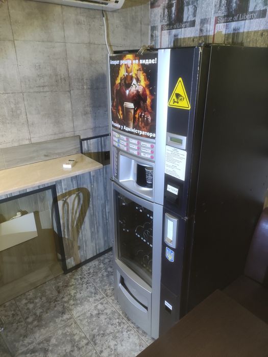 Кофейный вендинговый автомат с выдачей снеков Saeco Diamante