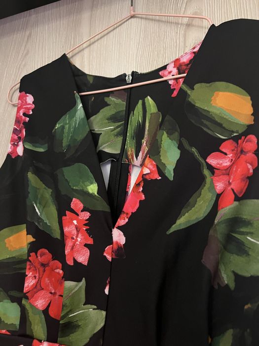 Macacão preto com flores vermelhas