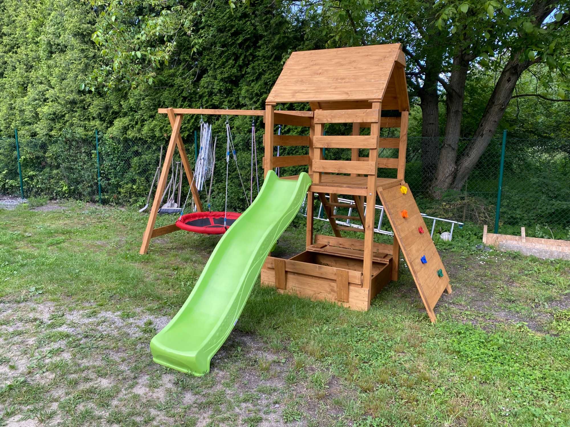 Plac zabaw dla dziecka dzieci domek zjeżdżalnia huśtawka bujaczki
