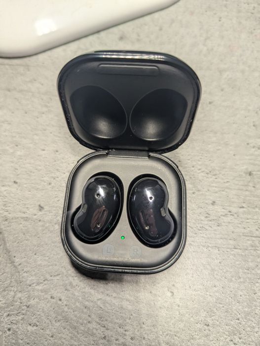 Продаю навушники Galaxy buds live black SM-R180