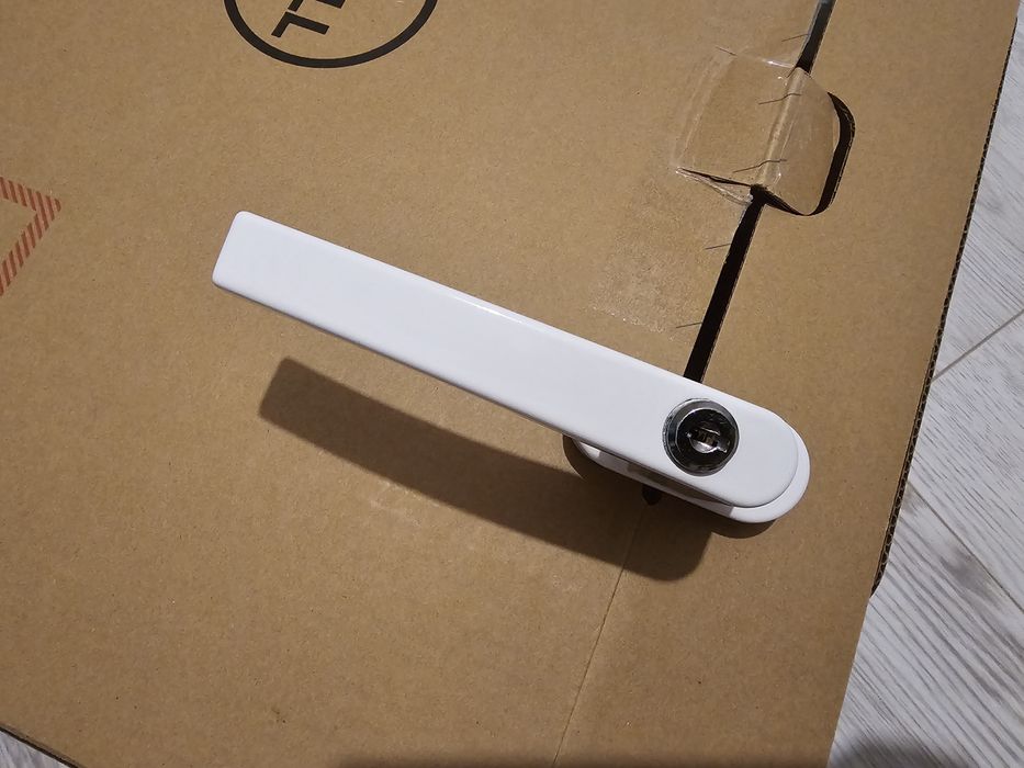 Klamki okienne x kluczykiem białe 7 sztuk