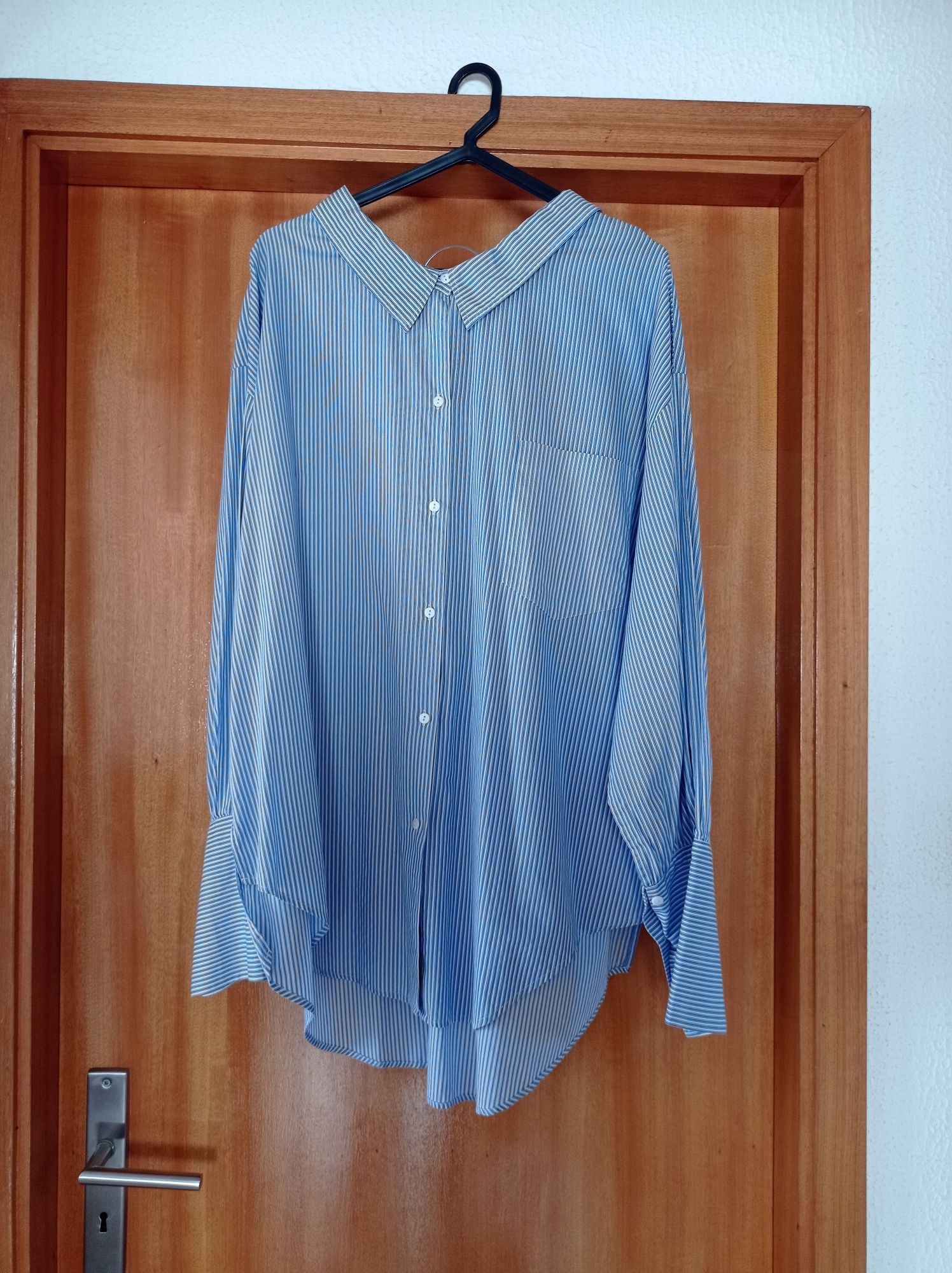 Camisa branca às riscas azuis
