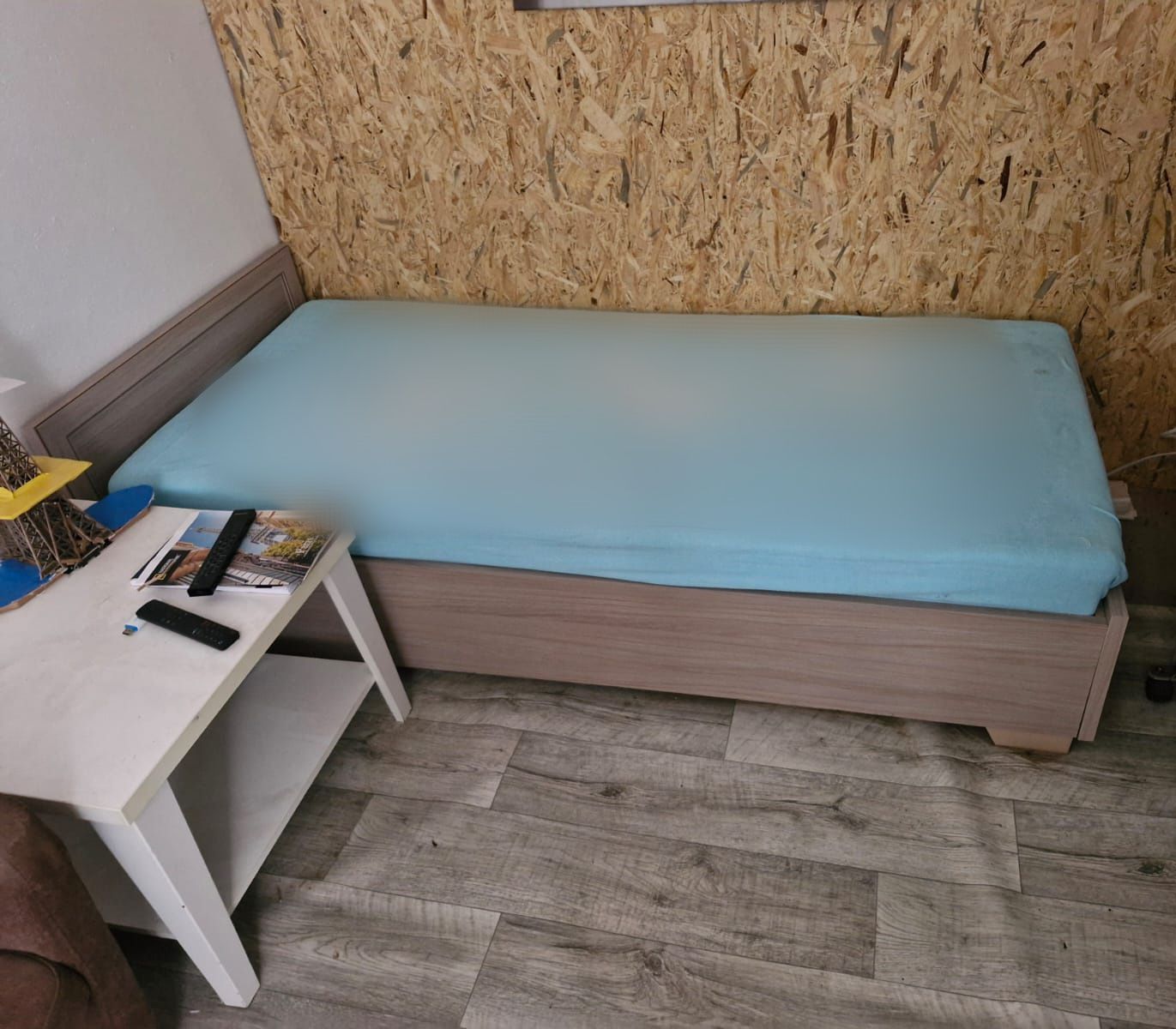 Sprzedam łóżko i regał prawie jak komplet