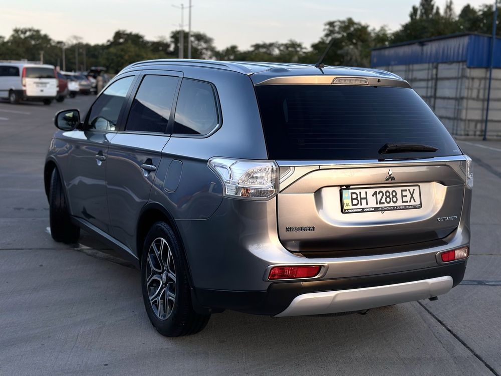 Продам MITSUBISHI Outlander 2.4 Ultimate 2014