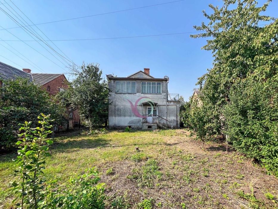 Продається окремостоячий будинок  з садом та гаражем на території.