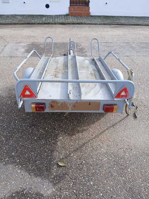 Vendo reboque para três motas