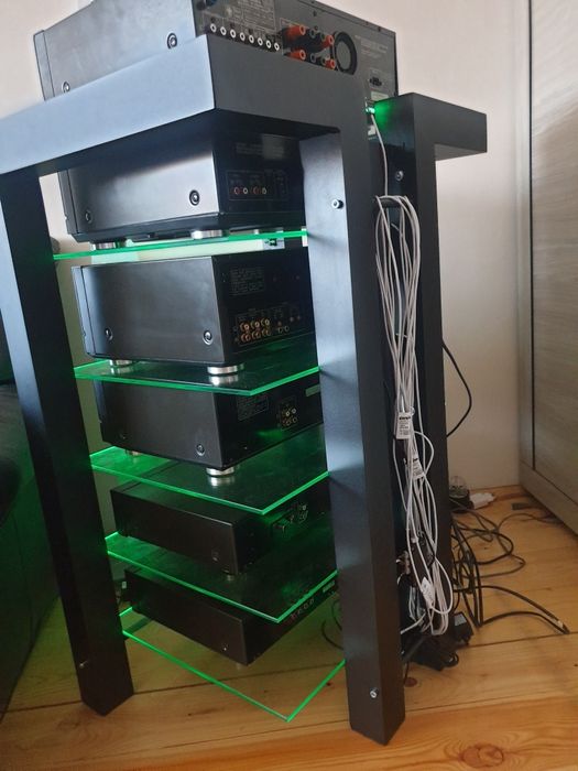 Regał, stojak audio z aluminium I szkła RGB LED model TEVOR