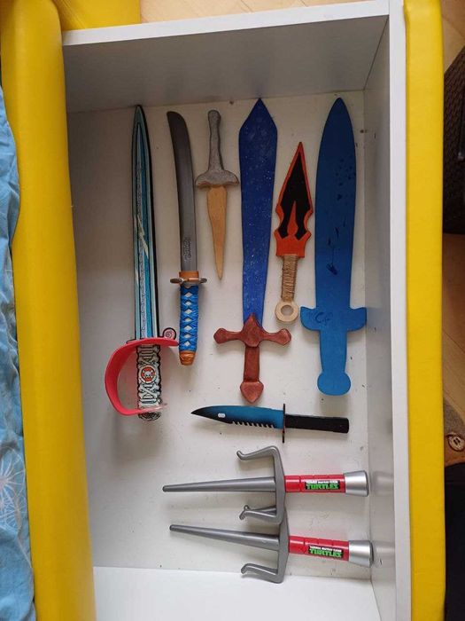 Продам  іграшкові пістолети для хлопчиків.