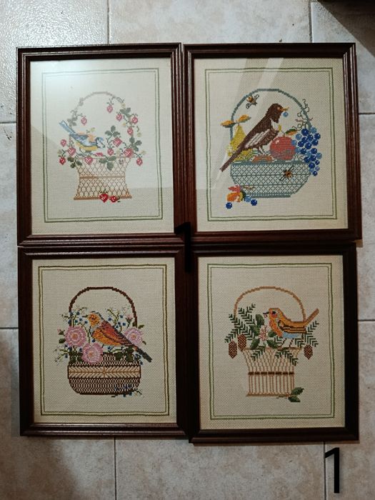 Pequenos quadros com molduras