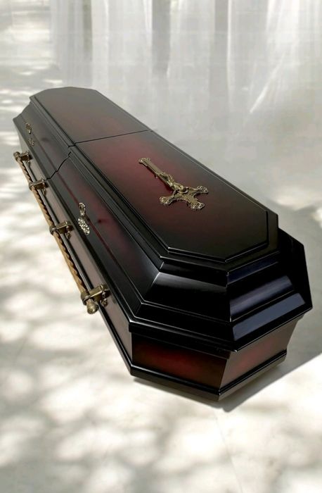 Лакові труни , гроби, домовини