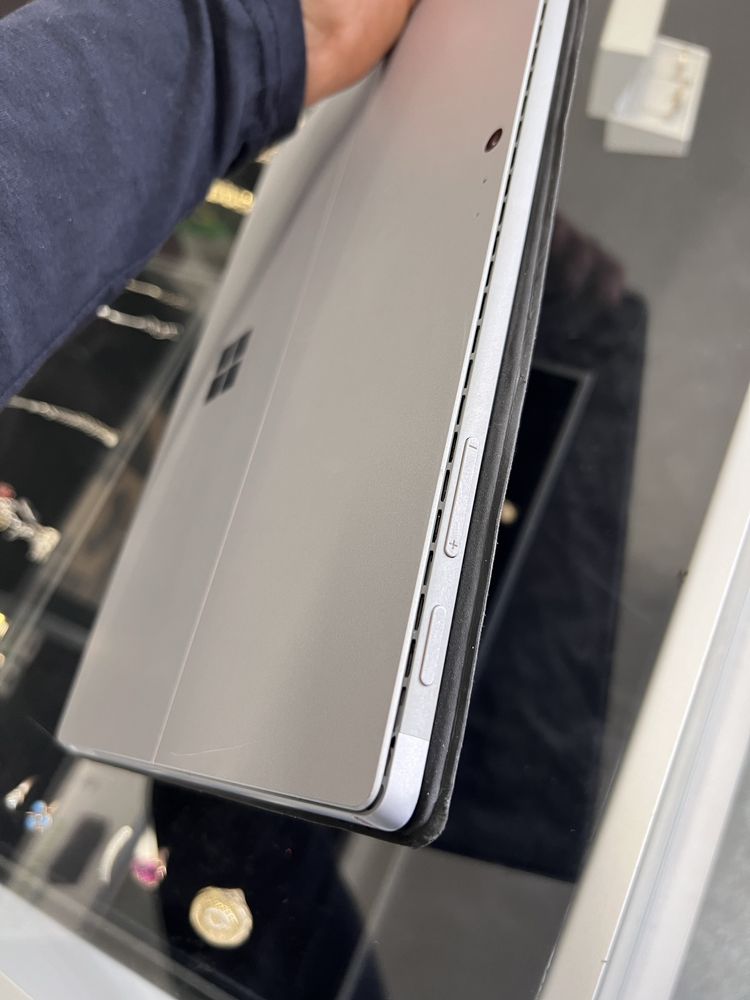 ŁADNY Microsoft Surface Pro TYLKO 36cykli !