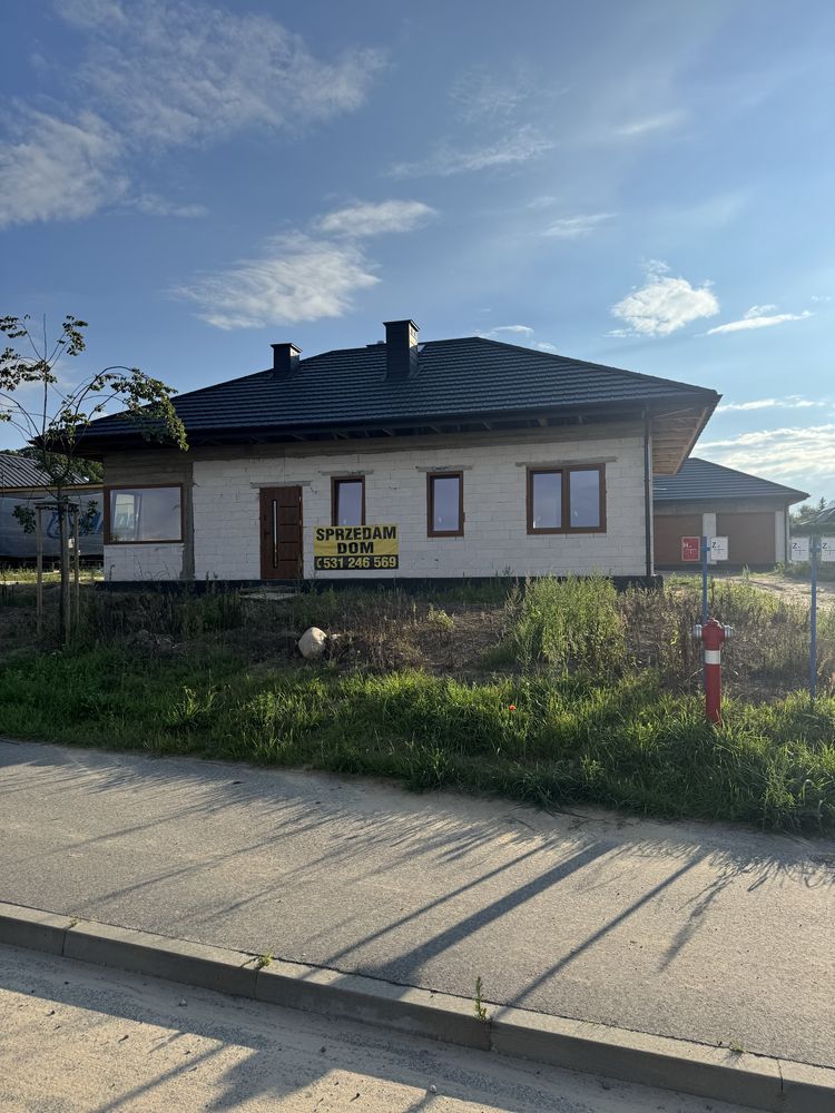 Dom wolnostojacy z budynkiem gospodarczym