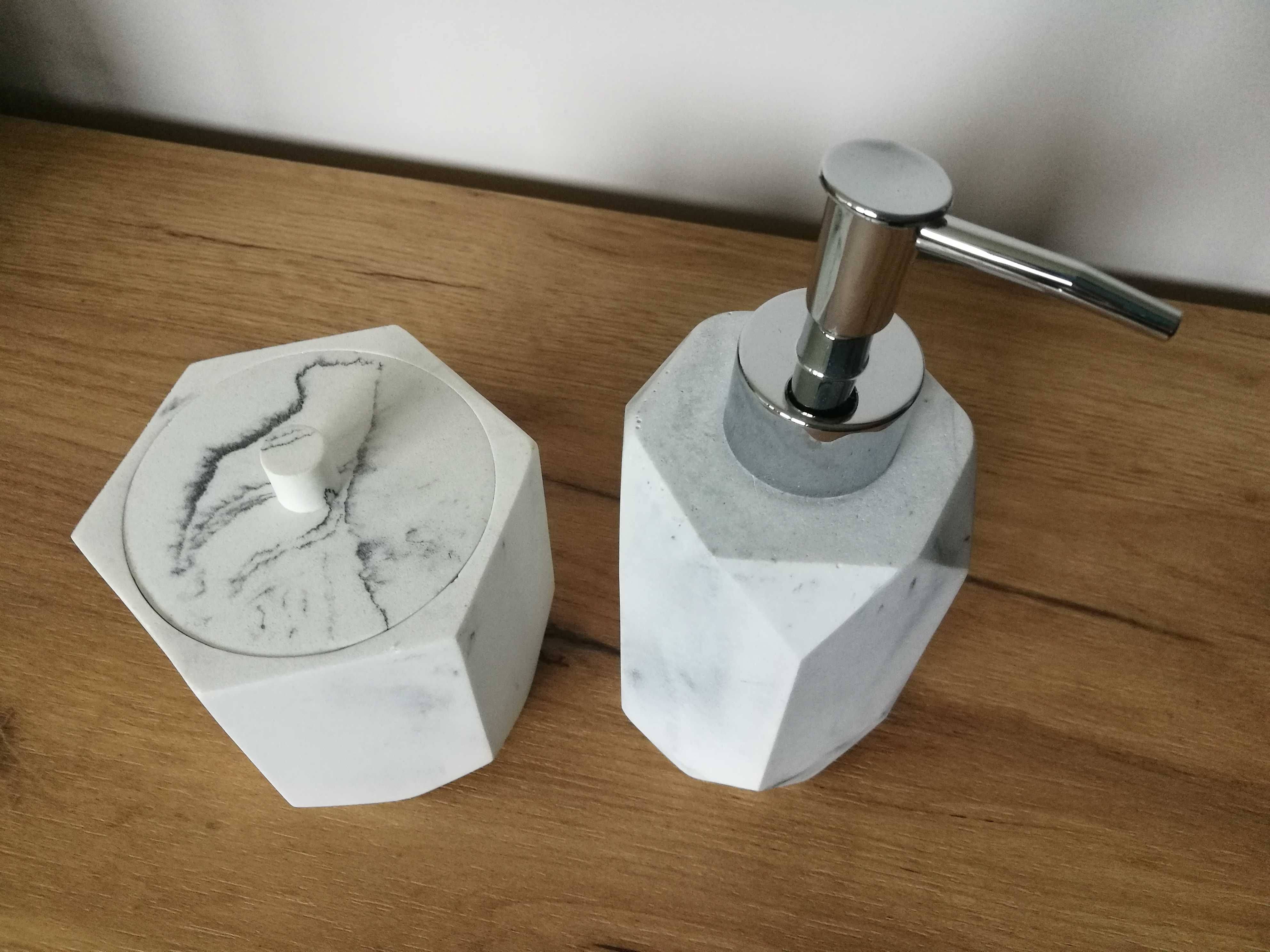 Komplet dozownik + pojemnik kosmetyczny we wzór marmur
