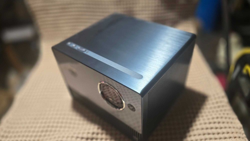 Projektor Hisense C1 - idealny stan ( na gwarncji )