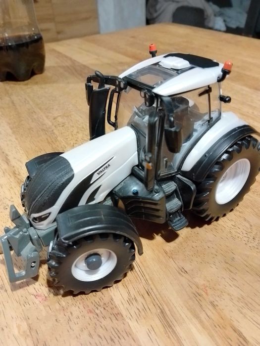 Traktor VALTRA Britains 43215