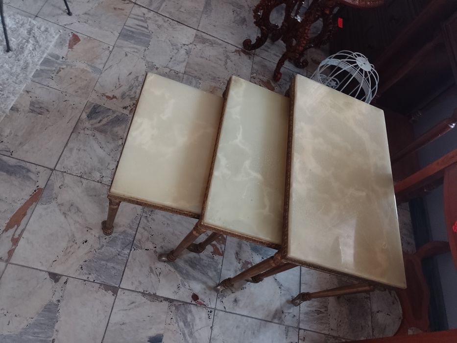 Stoliki marmurowo-mosiężne