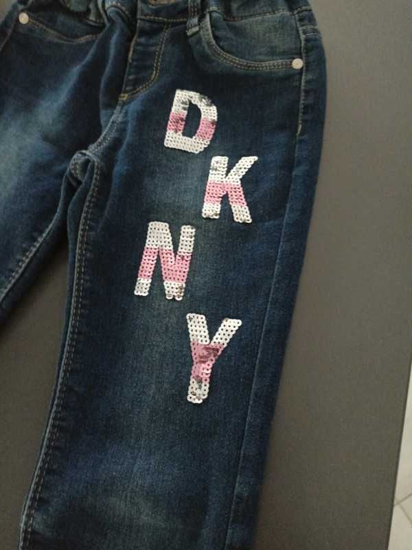 Jeansy dla dziewczynki DKNY z cekinami 128