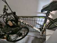 Bicicleta de montanha CUBE em carbono.