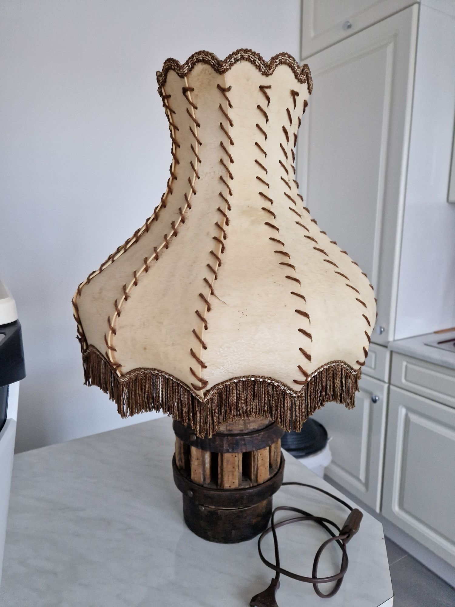 Drewniana lampa z abażurem, retro