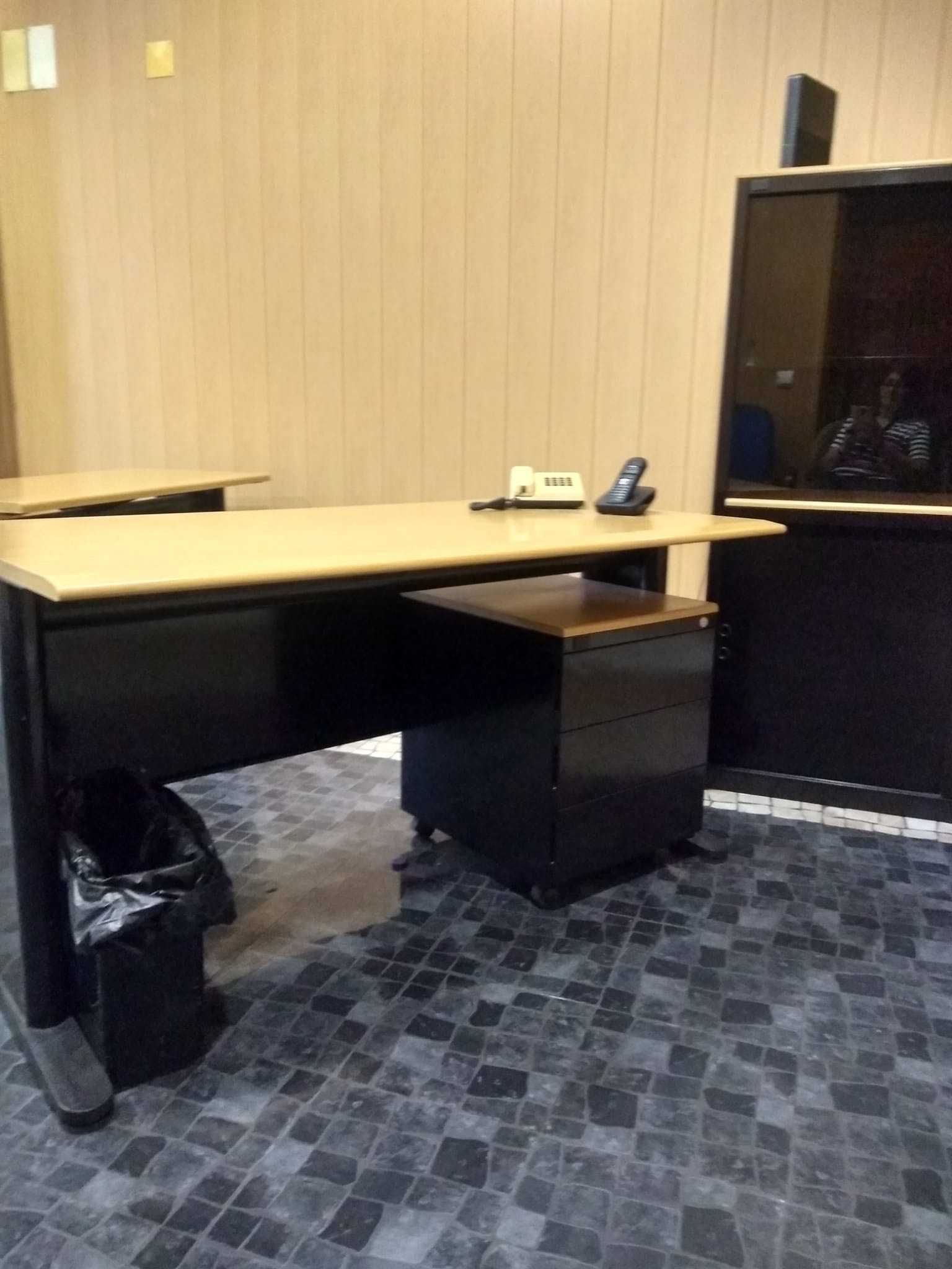 4 pecas Mobiliario de escritorio HANDY +2 cadeiras em excelente estado