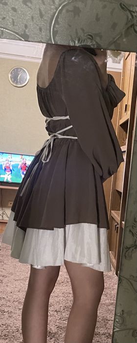 Жіноча сукня з завʼязками на спині