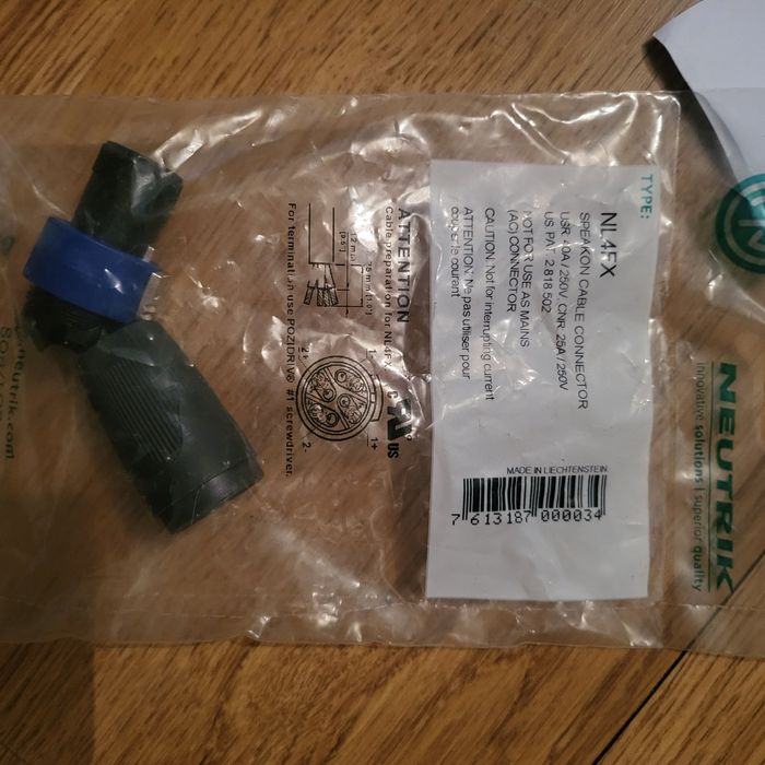 2 Eminence ASD1001 PRO. Conector de cabo speakon