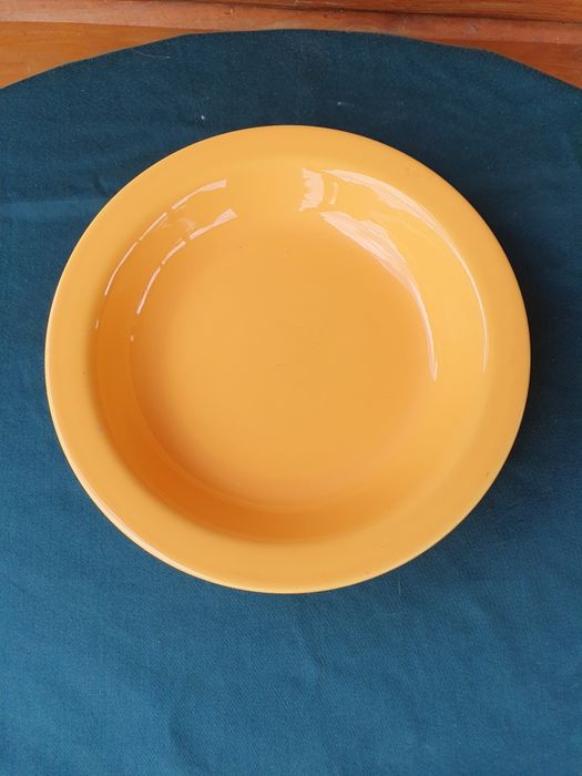 Żółty talerz głęboki